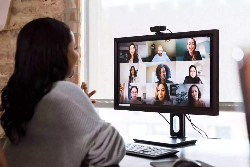 woman-online-meeting-img